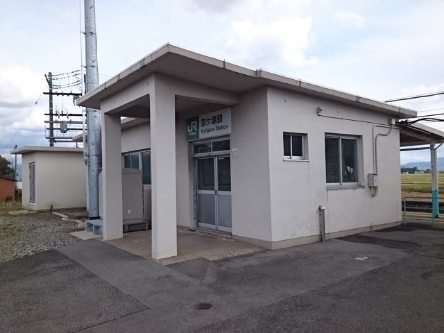 近くの京ヶ瀬駅まで1,200m(徒歩15分)