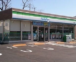 近くのファミリーマートまで600m(徒歩8分)