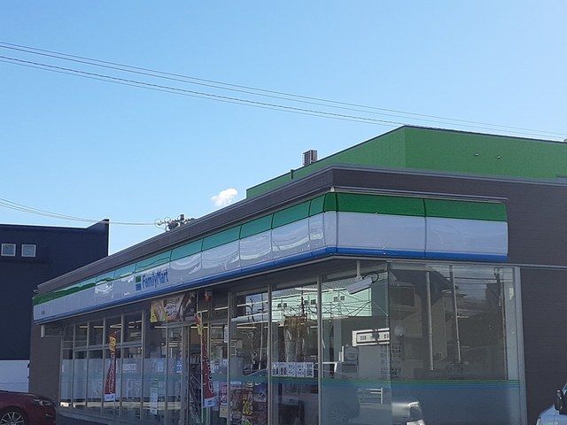 近くのファミリーマートまで1,100m（徒歩14分）