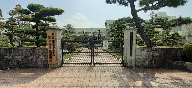 近くの袋井東小学校まで1,800m(徒歩23分)