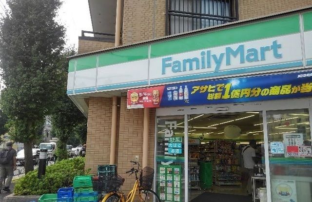 近くのファミリーマートまで43m（徒歩1分）