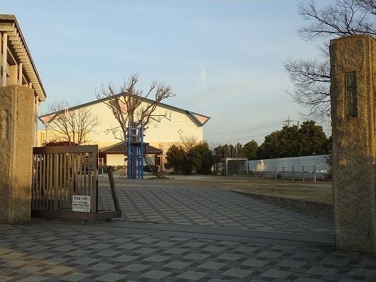 近くの平坂小学校まで1,100m(徒歩14分)