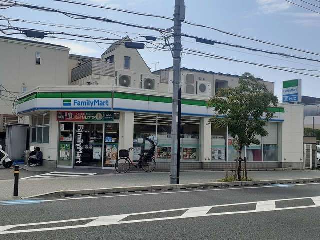 近くのファミリーマート西宮里中町店様まで250m（徒歩4分）