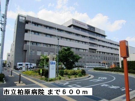 近くの市立柏原病院まで600m(徒歩8分)