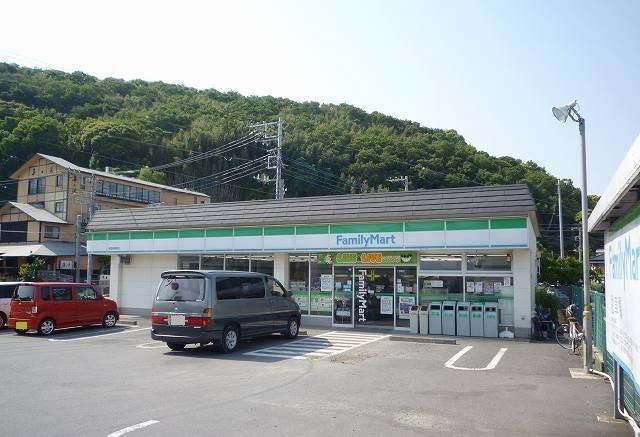 近くのファミリーマート伊豆長岡南店まで1,000m（徒歩13分）