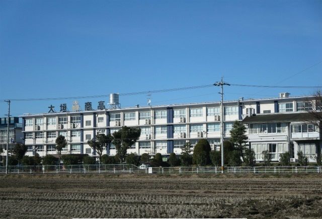 近くの県立大垣商業高校まで1,100m(徒歩14分)