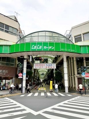 近くのLaLaガーデン商店街まで343m（徒歩5分）