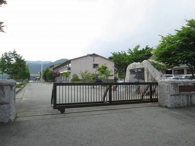 近くの忍野村立忍野中学校まで1,700m（徒歩22分）