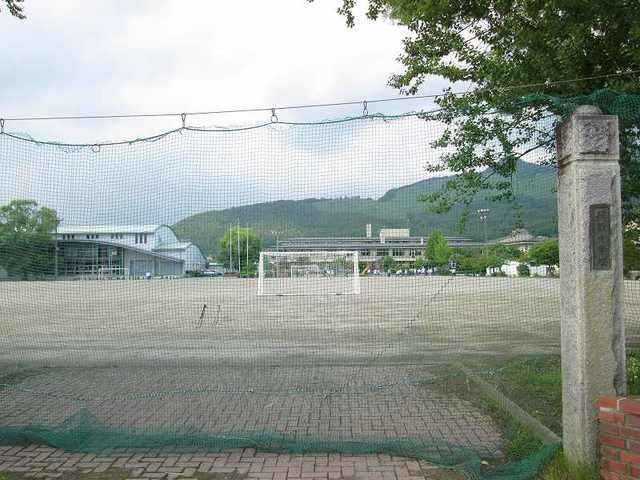 近くの忍野村立忍野小学校まで1,100m（徒歩14分）
