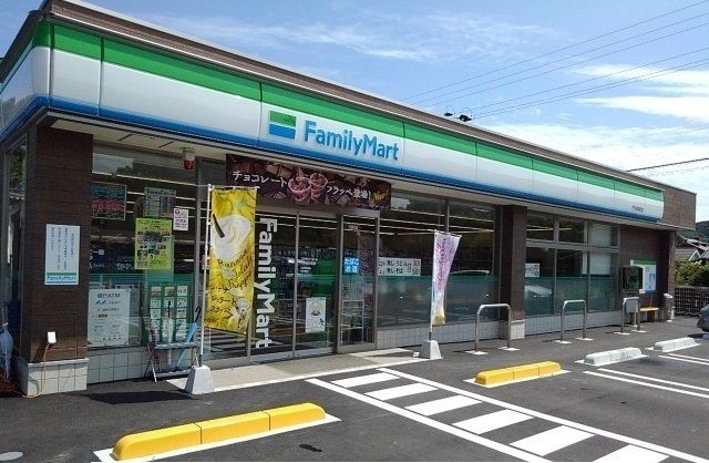 近くのファミリーマート門川西栄町店まで500m（徒歩7分）