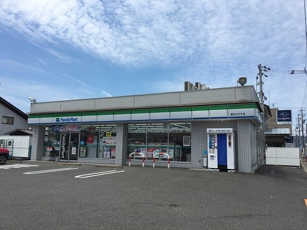 近くのファミリーマートまで750m（徒歩10分）
