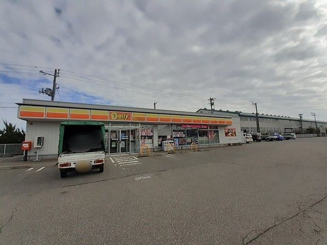 近くのデイリーヤマザキ新潟富岡店まで1,200m（徒歩15分）