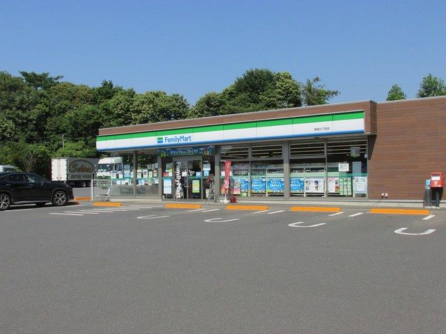 近くのファミリーマート久下田店まで716m（徒歩9分）