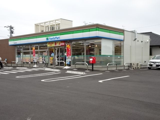 近くのファミリーマートまで50m（徒歩1分）