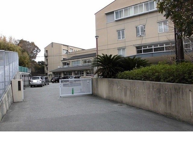 近くの西宮市立上ヶ原中学校様まで170m(徒歩3分)