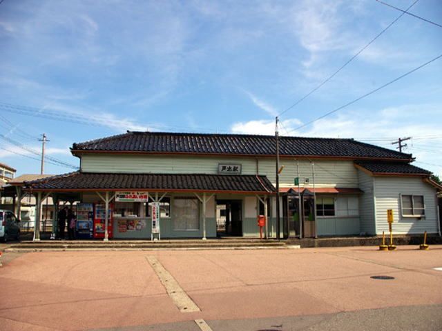 近くの戸出駅まで3,200m(徒歩40分)