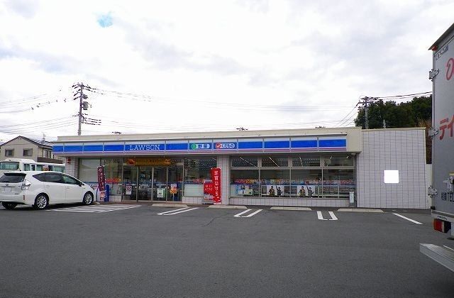 近くのローソン裾野二ツ屋店まで350m（徒歩5分）