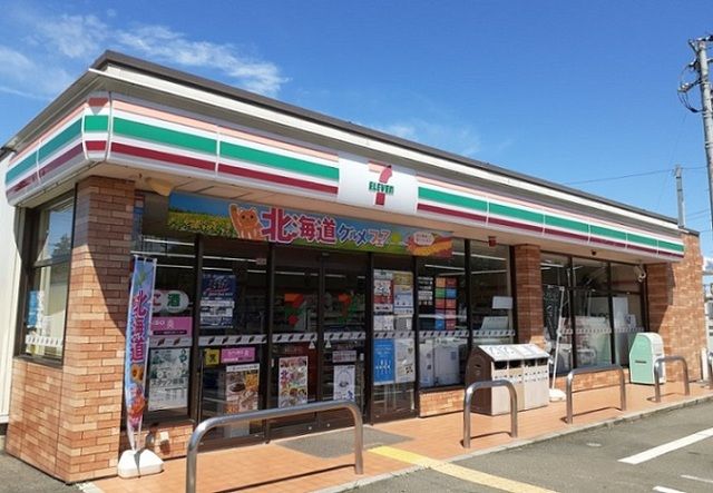 近くのコンビニまで520m（徒歩7分）