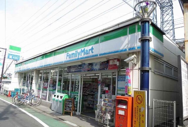 近くのファミリーマートまで1,200m（徒歩15分）