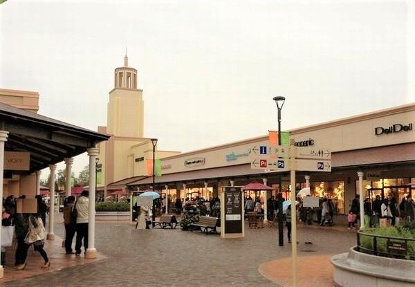 近くの酒々井アウトレットまで2,400m（徒歩30分）