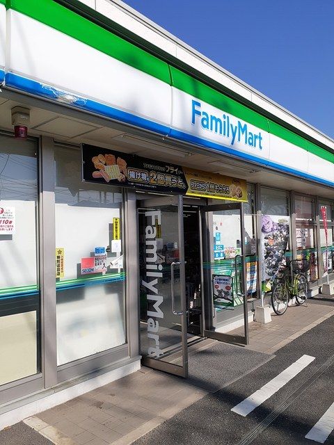 近くのファミリーマートまで440m（徒歩6分）