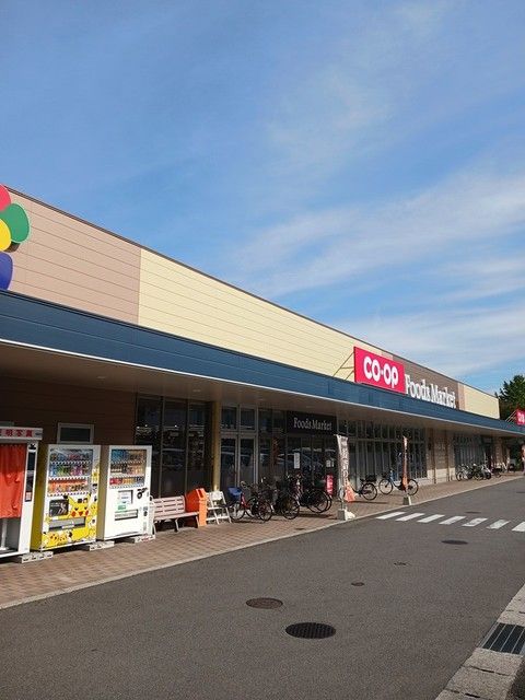 近くのコープえひめ山根店まで400m（徒歩5分）