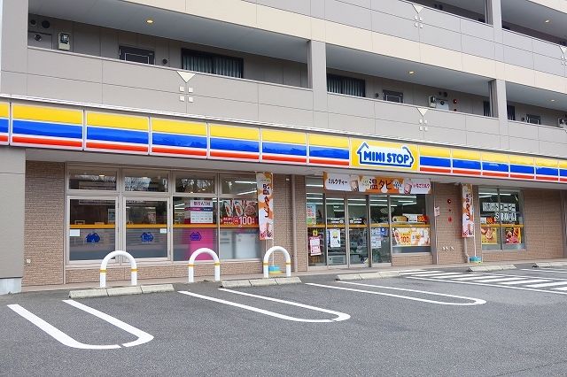 近くのミニストップまで600m（徒歩8分）