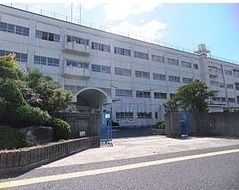 近くの落合中学校まで1,100m（徒歩14分）