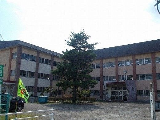 近くの函館市立北昭和小学校まで1,100m（徒歩14分）