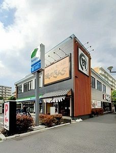近くのコンビニまで313m（徒歩4分）