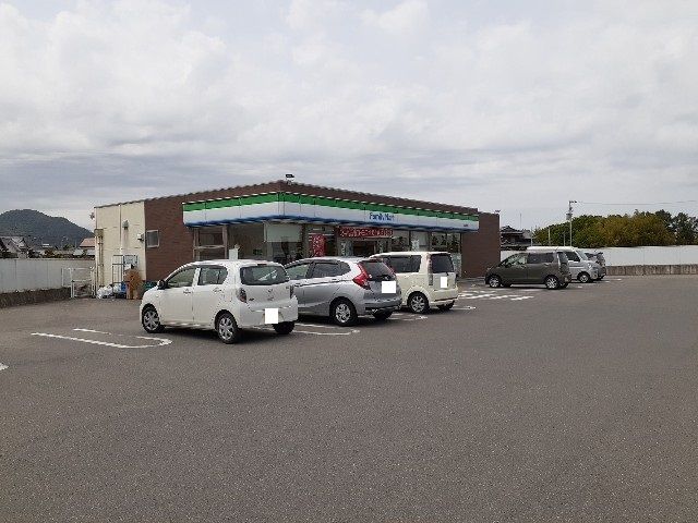 近くのファミリーマート西条国安店まで1,000m（徒歩13分）