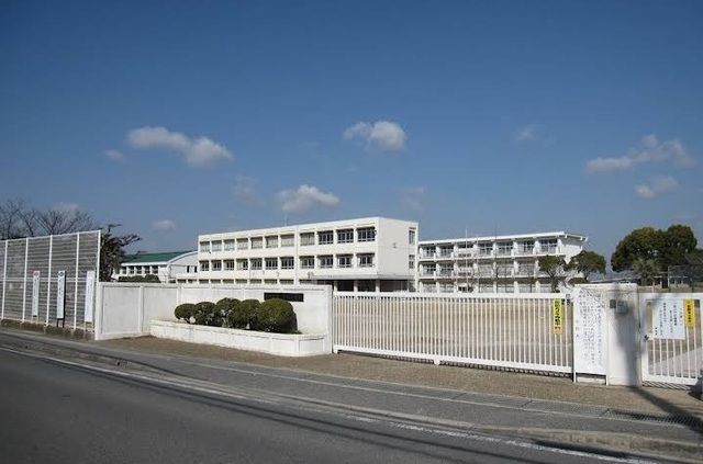 近くの天満小学校まで750m（徒歩10分）