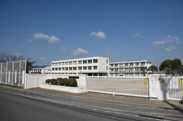 近くの稲美町立天満小学校まで800m（徒歩10分）