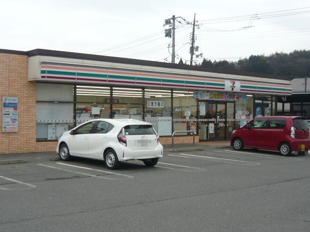 近くのコンビニまで550m（徒歩7分）