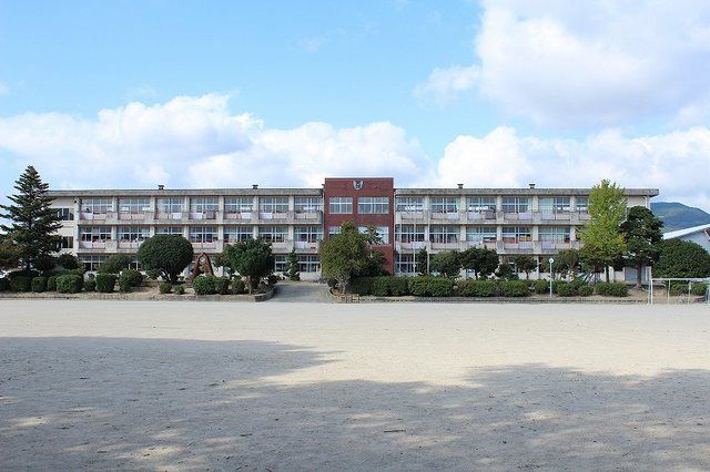 近くの大坪小学校まで520m（徒歩7分）