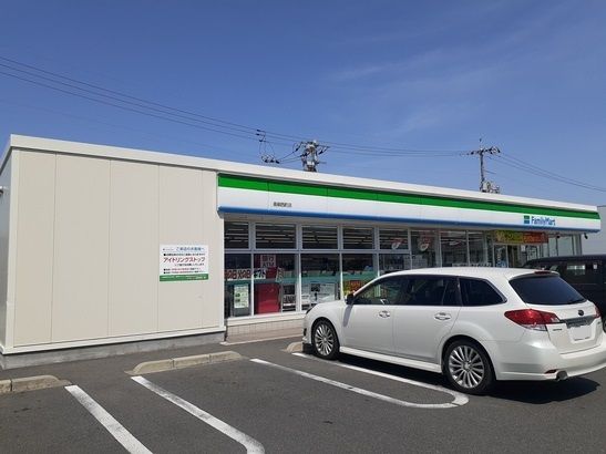 近くのファミリーマート高柳西町店まで500m（徒歩7分）