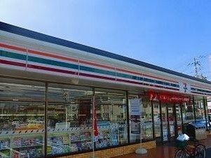 近くのコンビニまで550m（徒歩7分）