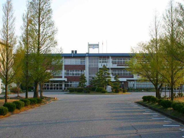 近くの大門中学校まで300m（徒歩4分）