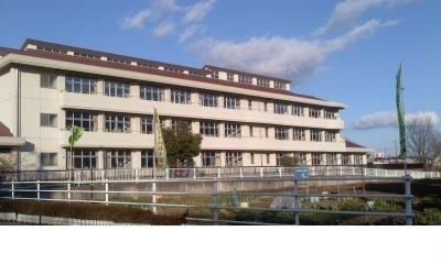 近くの御山小学校まで1,400m（徒歩18分）