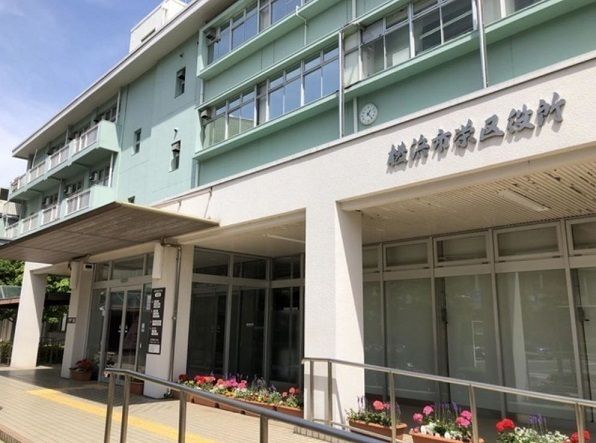 近くの栄区役所まで935m（徒歩12分）