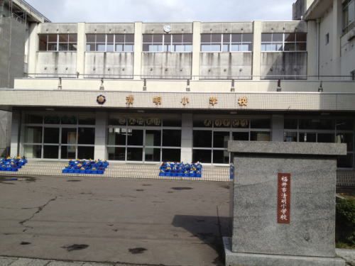 近くの小学校まで900m（徒歩12分）