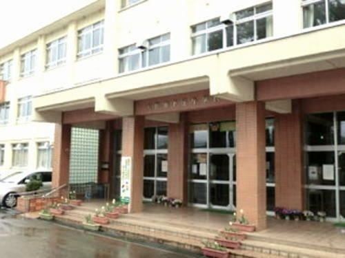 近くの下庄小学校まで260m(徒歩4分)