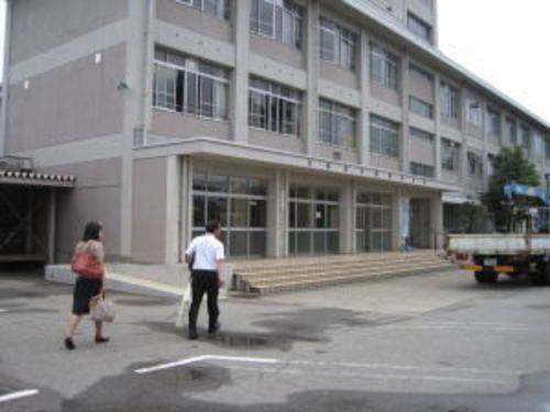 近くの陽明中学校まで1,100m(徒歩14分)