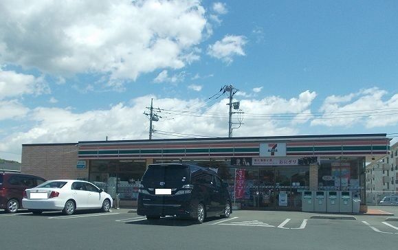 近くのコンビニまで260m（徒歩4分）