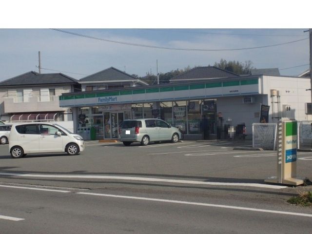 近くのファミリーマートまで960m（徒歩12分）