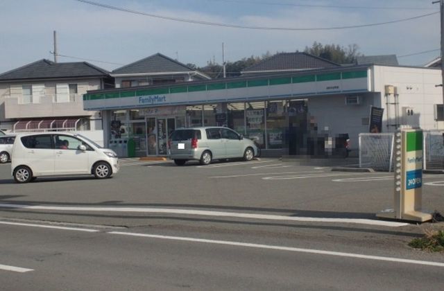 近くのファミリーマート法花大谷店さんまで960m（徒歩12分）