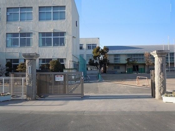 近くの牛川小学校まで650m（徒歩9分）