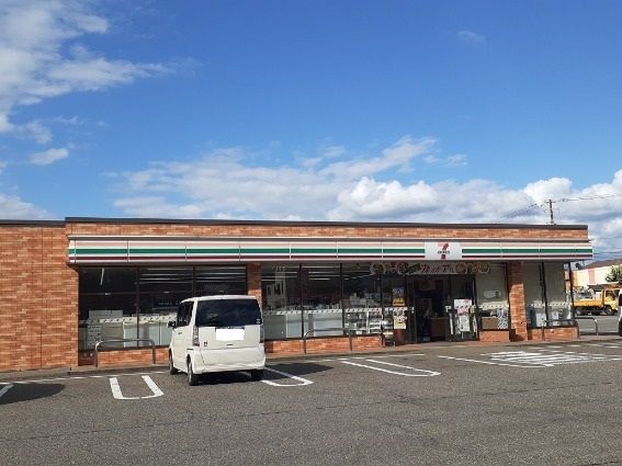 近くのセブンイレブン見附新町3丁目店まで800m(徒歩10分)