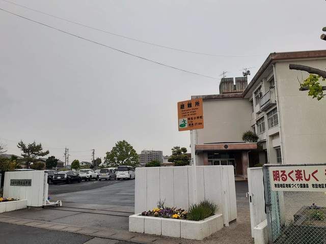 近くの鈴鹿市立明生小学校まで500m(徒歩7分)