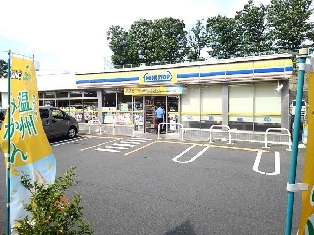 近くのコンビニまで800m（徒歩10分）